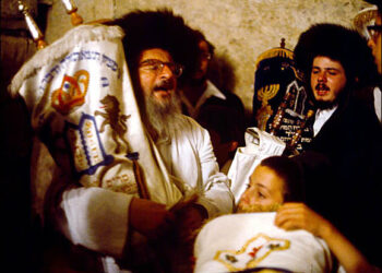 Donner le dos au Séfer Torah