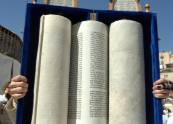Comment montrer le texte du Sefer Torah quand on le soulève