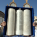Comment montrer le texte du Sefer Torah quand on le soulève