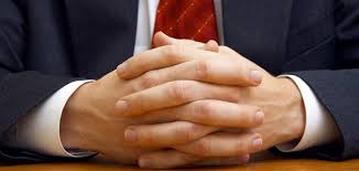 Entrecroiser les doigts, mauvais signe ?